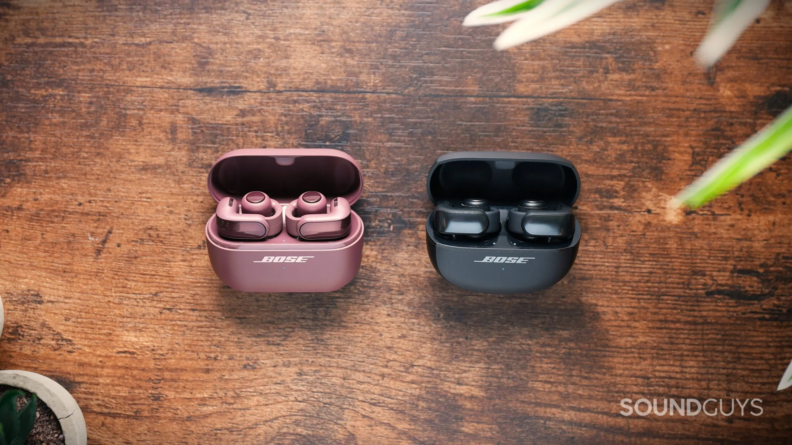 Primera y segunda generación de los Bose Ultra Open Earbuds, ambos en sus estuches abiertos