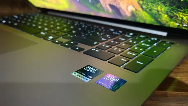 Detalle del teclado del LG gram Pro 17 con las etiquetas Intel Core Ultra X9 y Arc Graphics