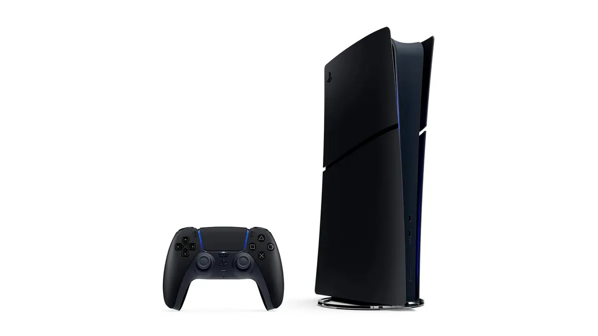 Consola PS5 Digital Edition en color Midnight Black colocada en vertical junto a un mando DualSense
