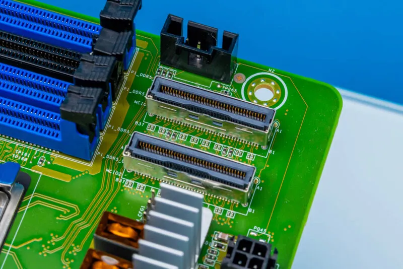 Conectores MCIO x8 configurables como PCIe o SATA