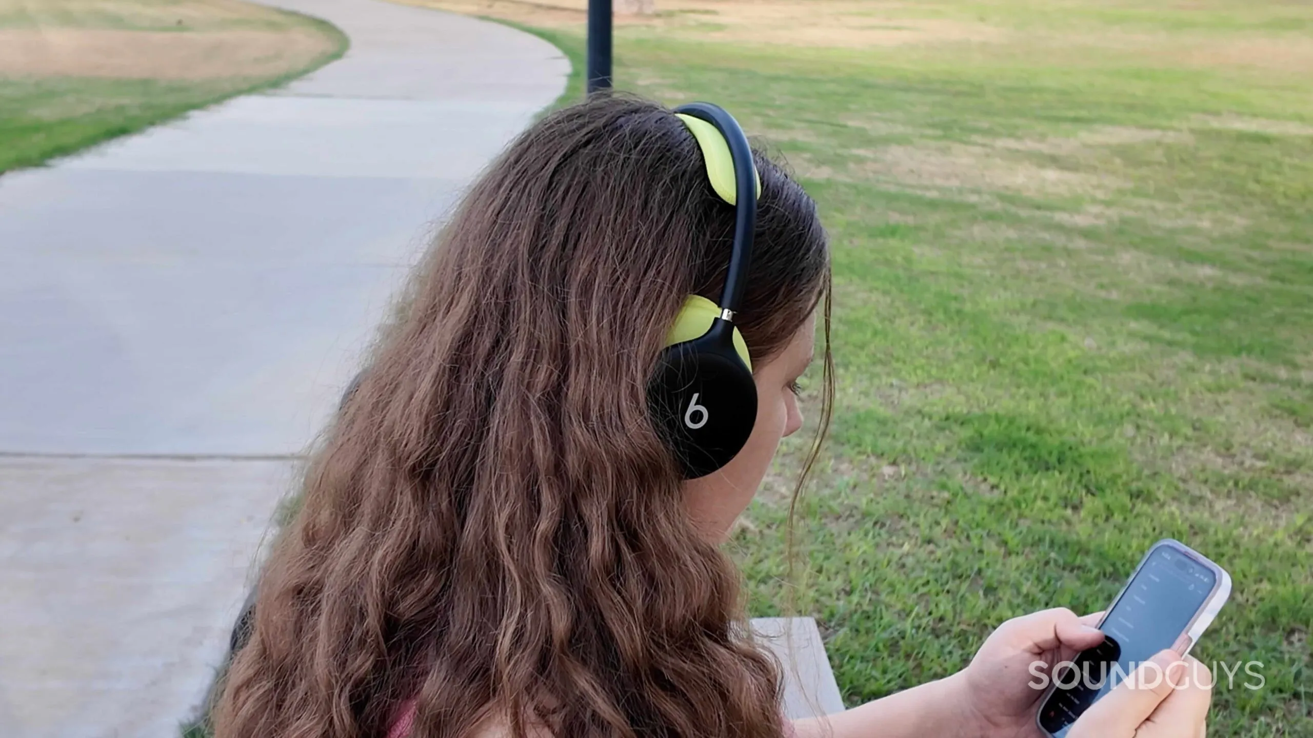 Una persona con los Beats 360 puestos