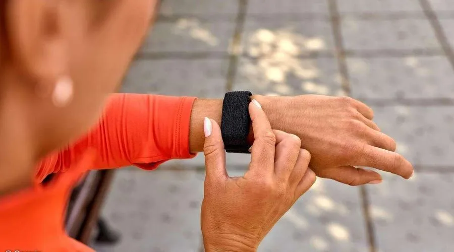 Pulsera Garmin CIRQA en la muñeca durante una actividad deportiva