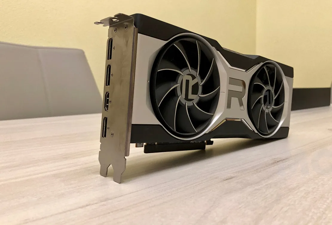 Tarjeta Radeon RX 6700 XT vista en ángulo
