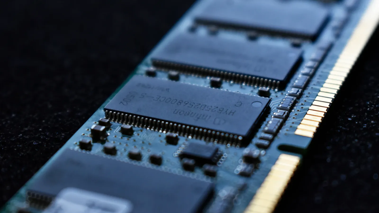 Primer plano de módulos de memoria RAM sobre fondo negro