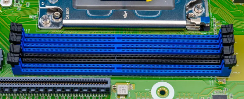 Ranuras de memoria DDR5 con código de colores azul y negro