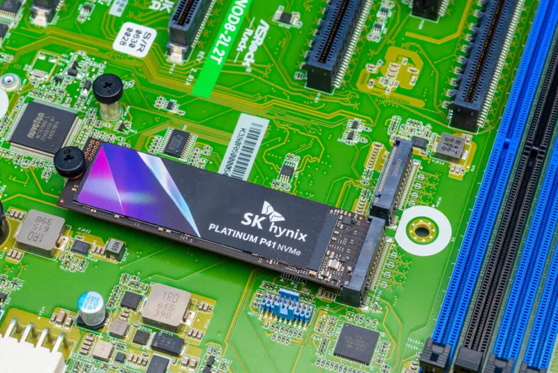 Ranuras M.2 Gen5 x4 para SSD de formatos 22110 y 2280