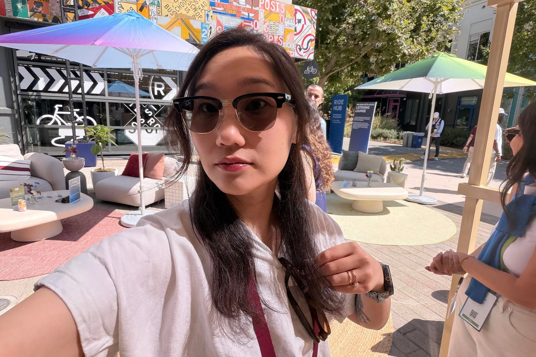 El estilo Clubmaster de las gafas de audio, puesto, con un aspecto muy similar al de unas gafas convencionales