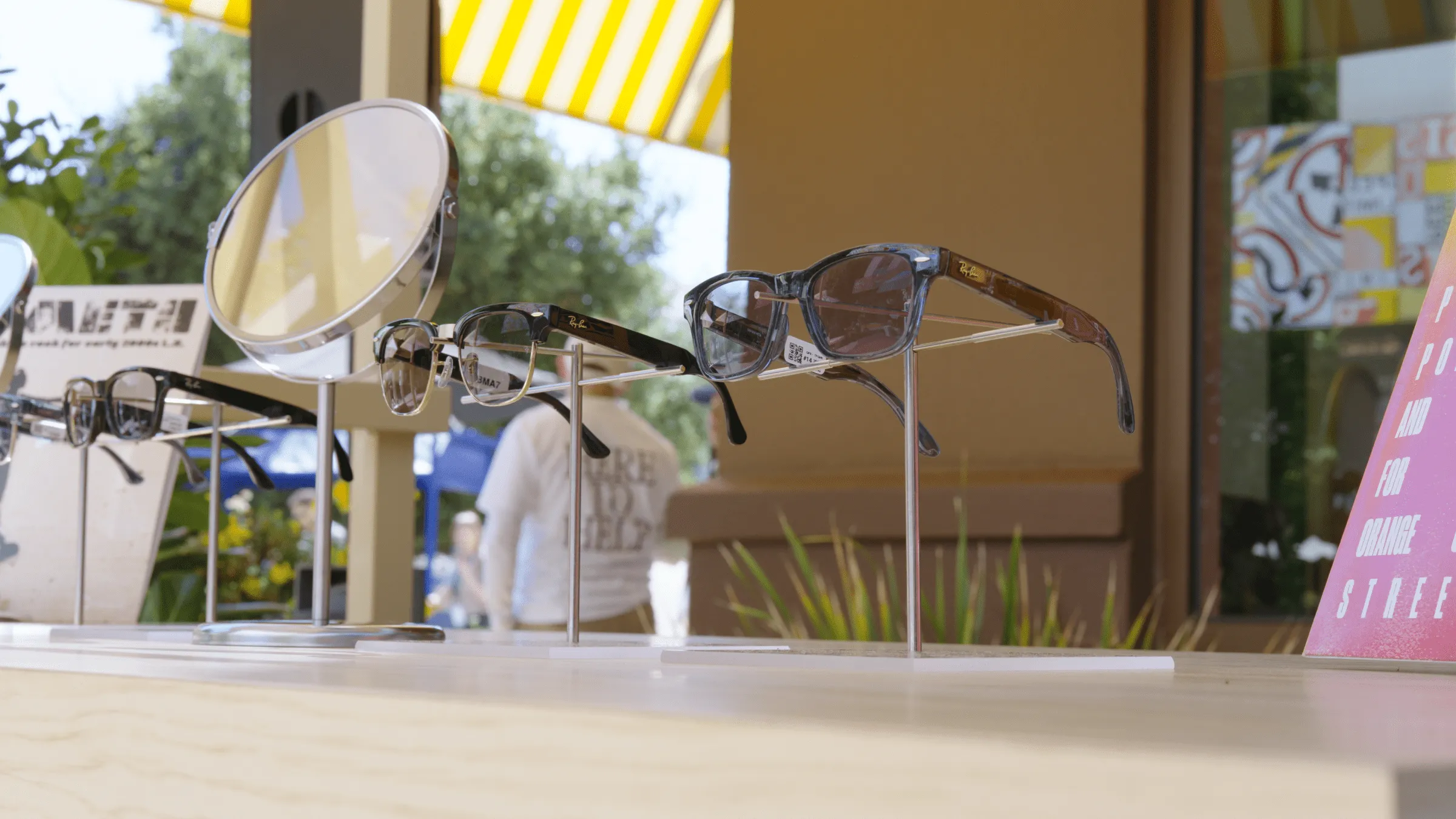Varias combinaciones de color y lente de las Ray-Ban Meta Audio, con el estilo Clubmaster en el centro