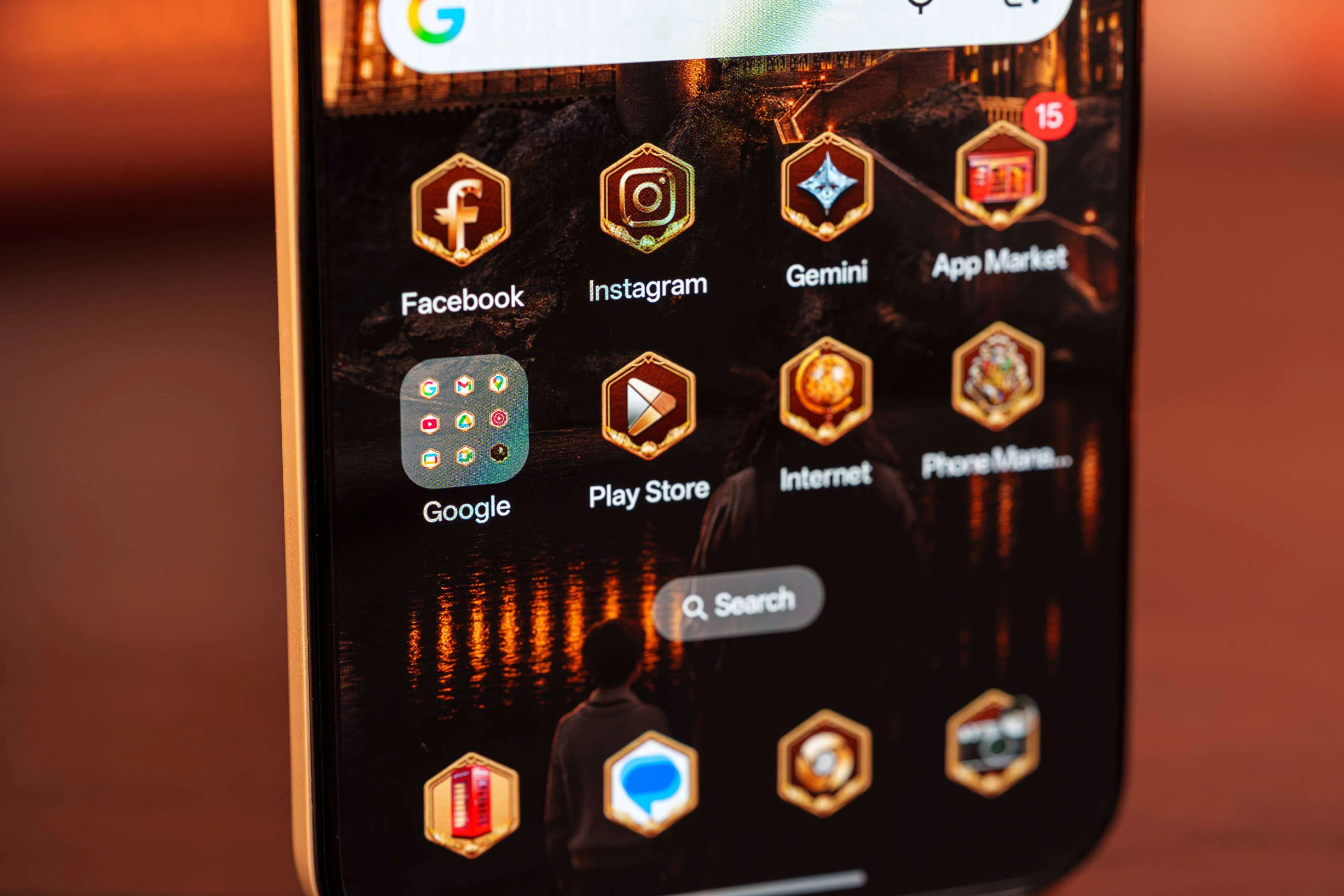 Detalle de los iconos personalizados con forma de escudo en la pantalla de inicio