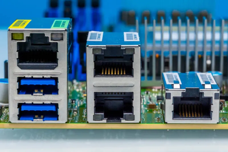 Puertos RJ45 de 1 GbE del panel trasero