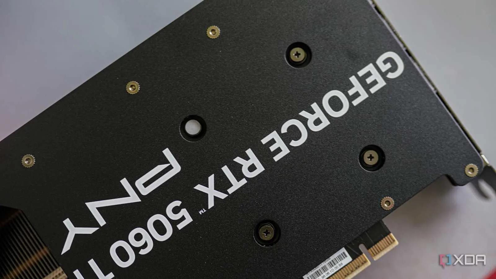 Placa posterior de una tarjeta gráfica durante el desmontaje