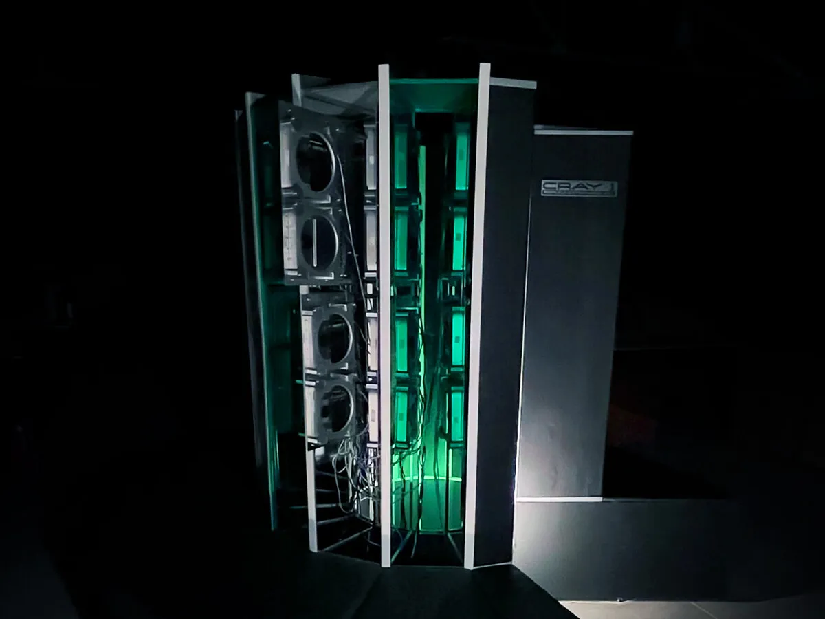 Réplica del Cray-1 con su estructura curva y la base acolchada característica