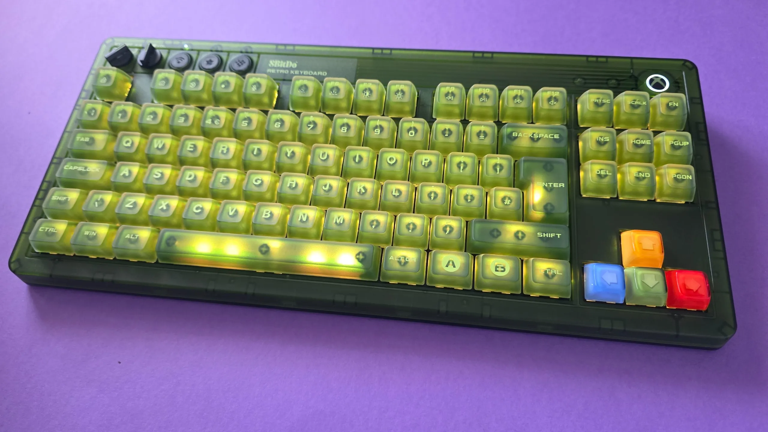 Retroiluminación del teclado 8BitDo Retro 87 en blanco