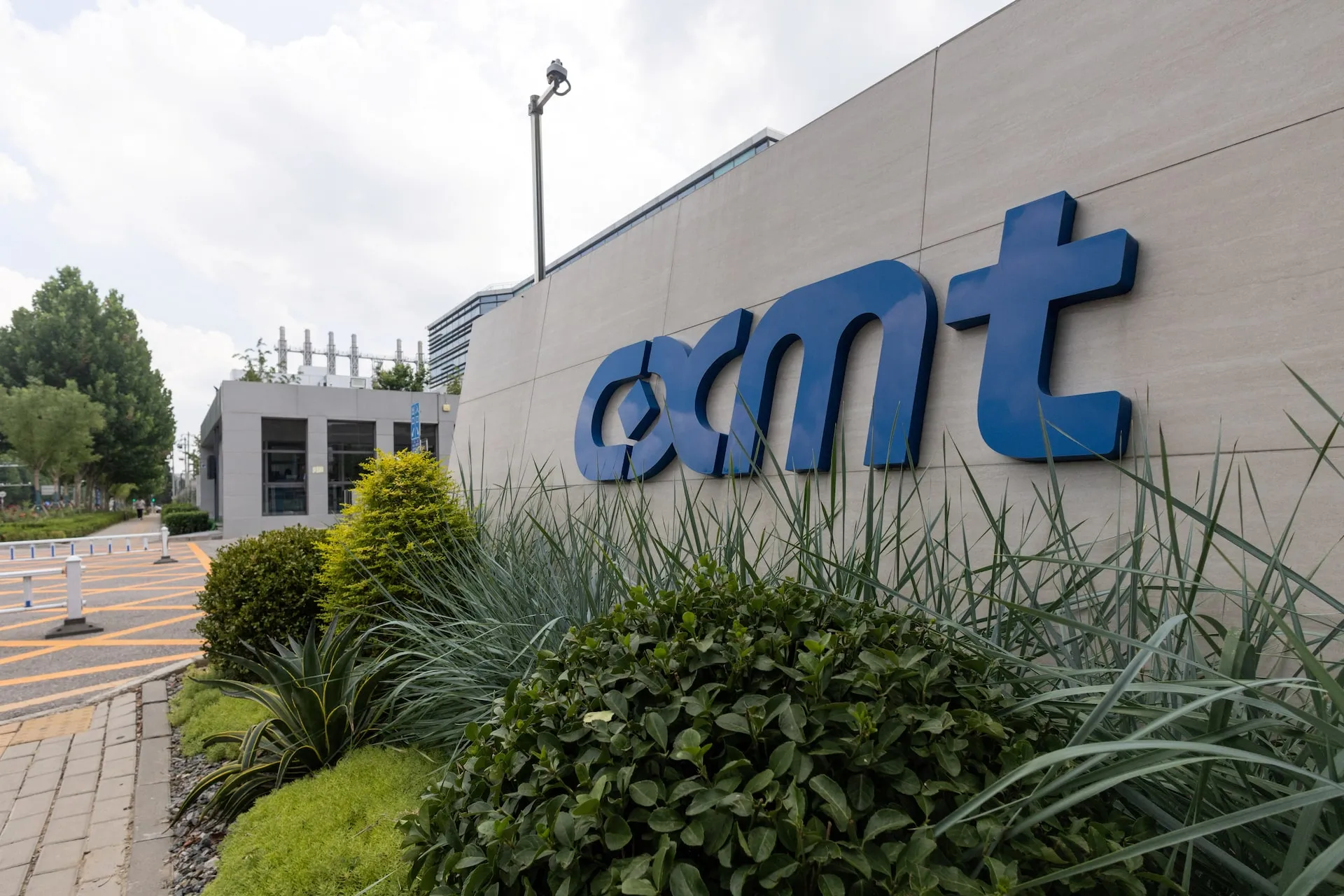 Entrada de las instalaciones de CXMT en Pekín, con el logotipo de la compañía en el muro exterior