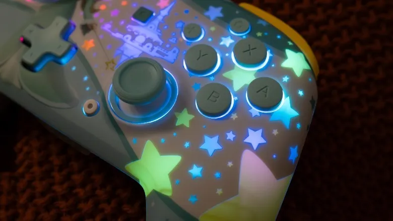 Mando Rematch para Switch 2 con la iluminación RGB activada