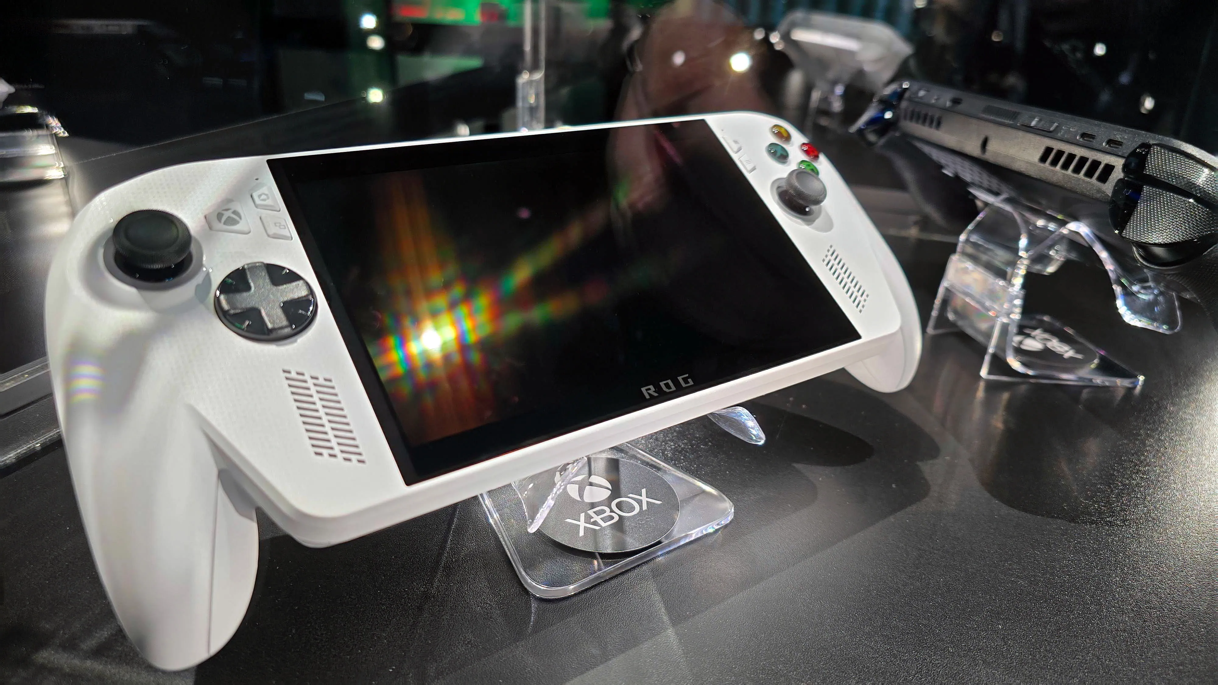 Las ROG Xbox Ally blanca y ROG Xbox Ally X negra expuestas en una vitrina de Gamescom