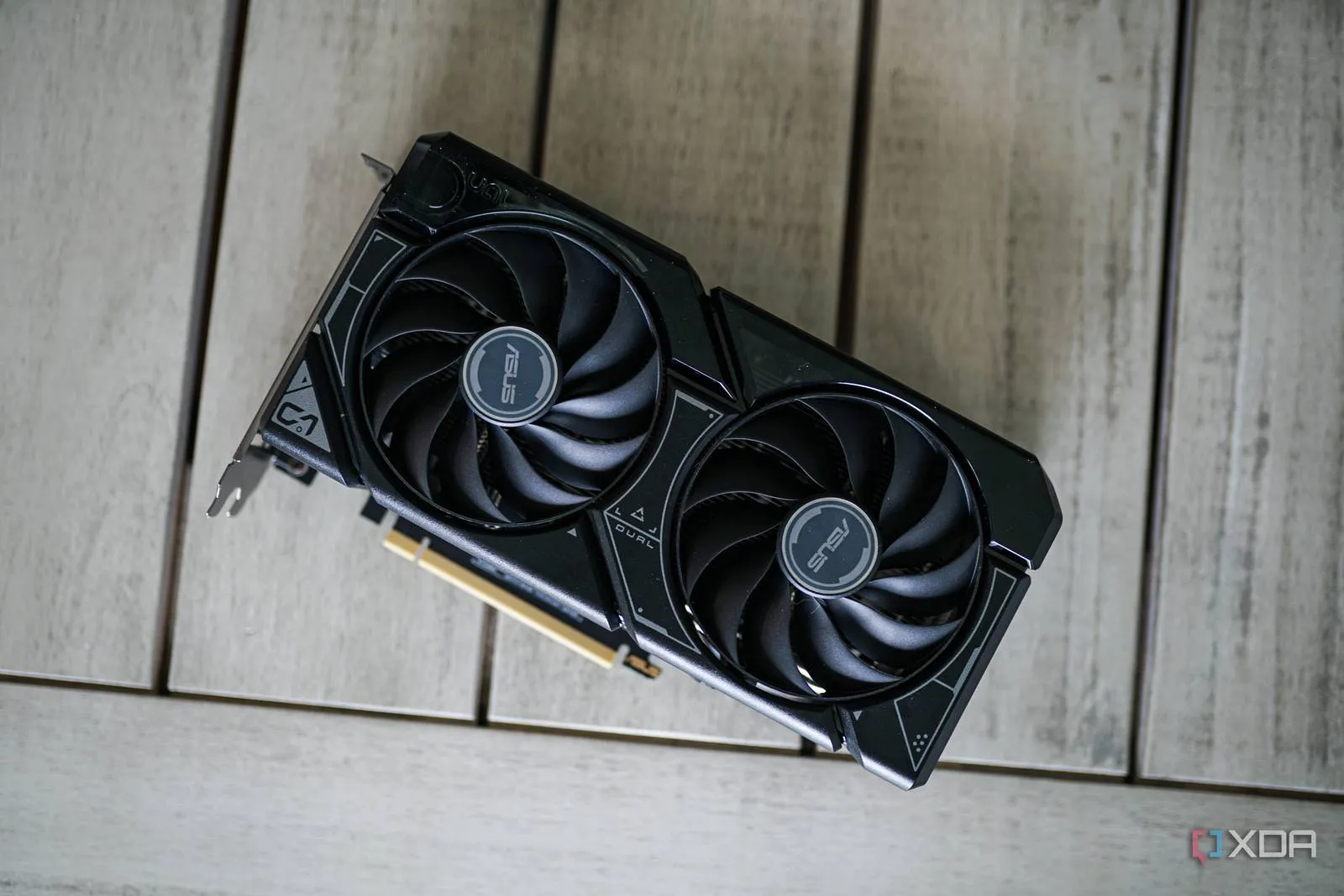 Tarjeta gráfica RTX 4060 sobre una mesa
