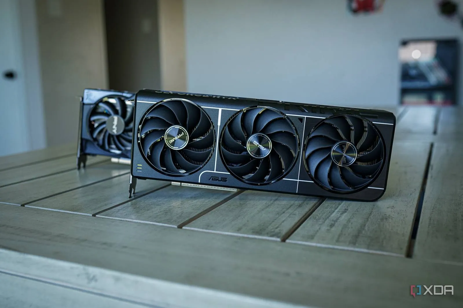 Dos tarjetas gráficas NVIDIA RTX 5060 Ti sobre una mesa