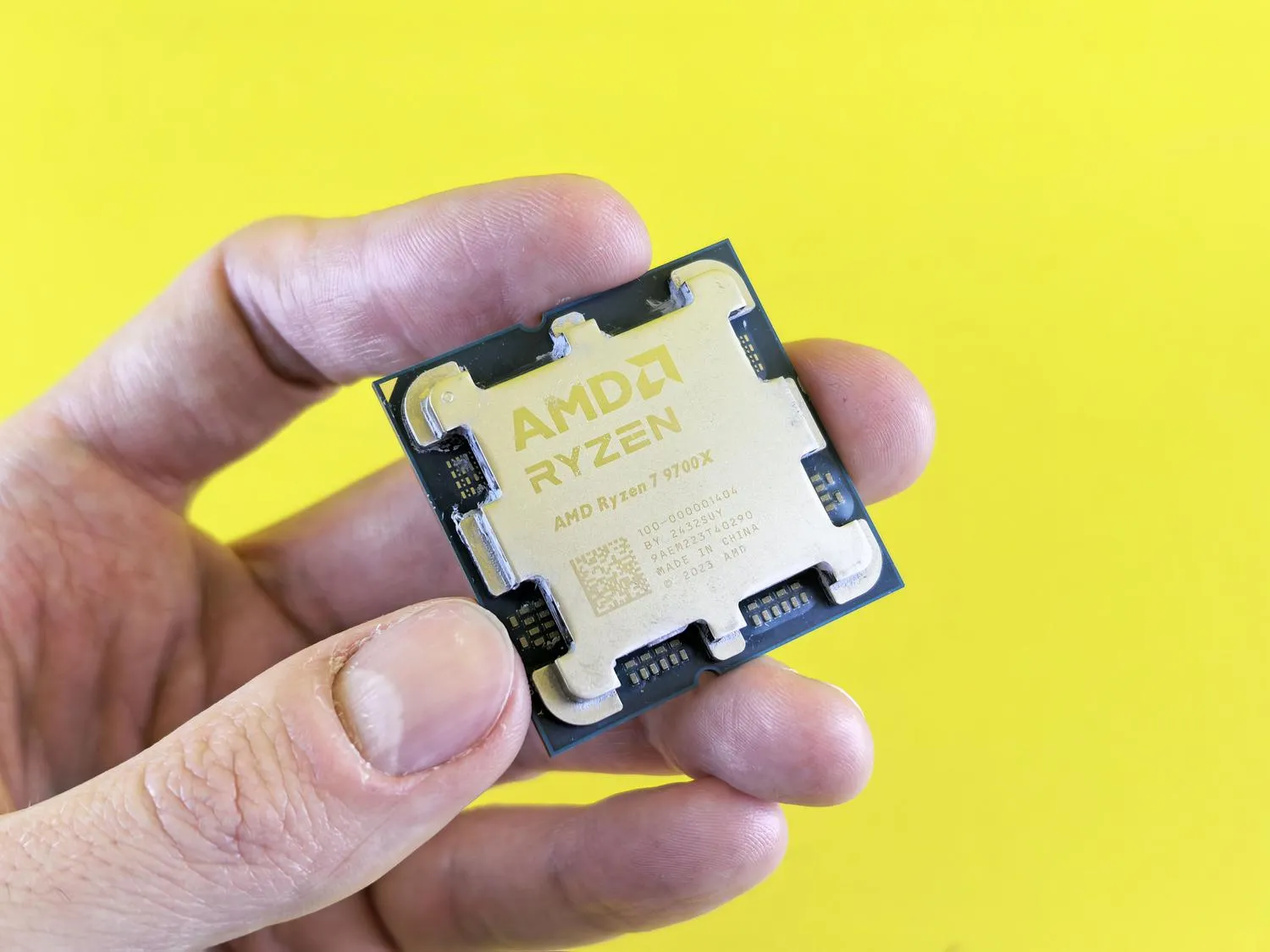 Procesador AMD Ryzen 7 9700X resaltando el diseño del chip