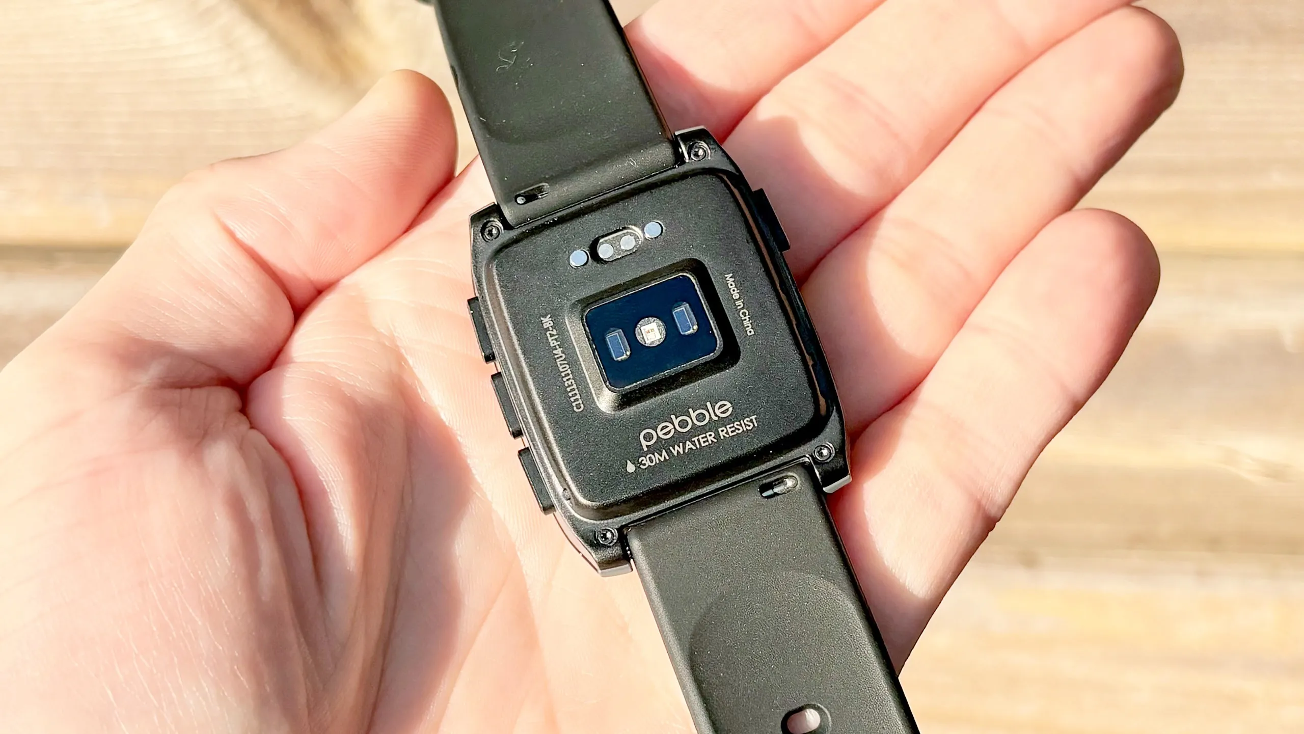 Vista del sensor de ritmo cardíaco y la parte trasera del Pebble Time 2
