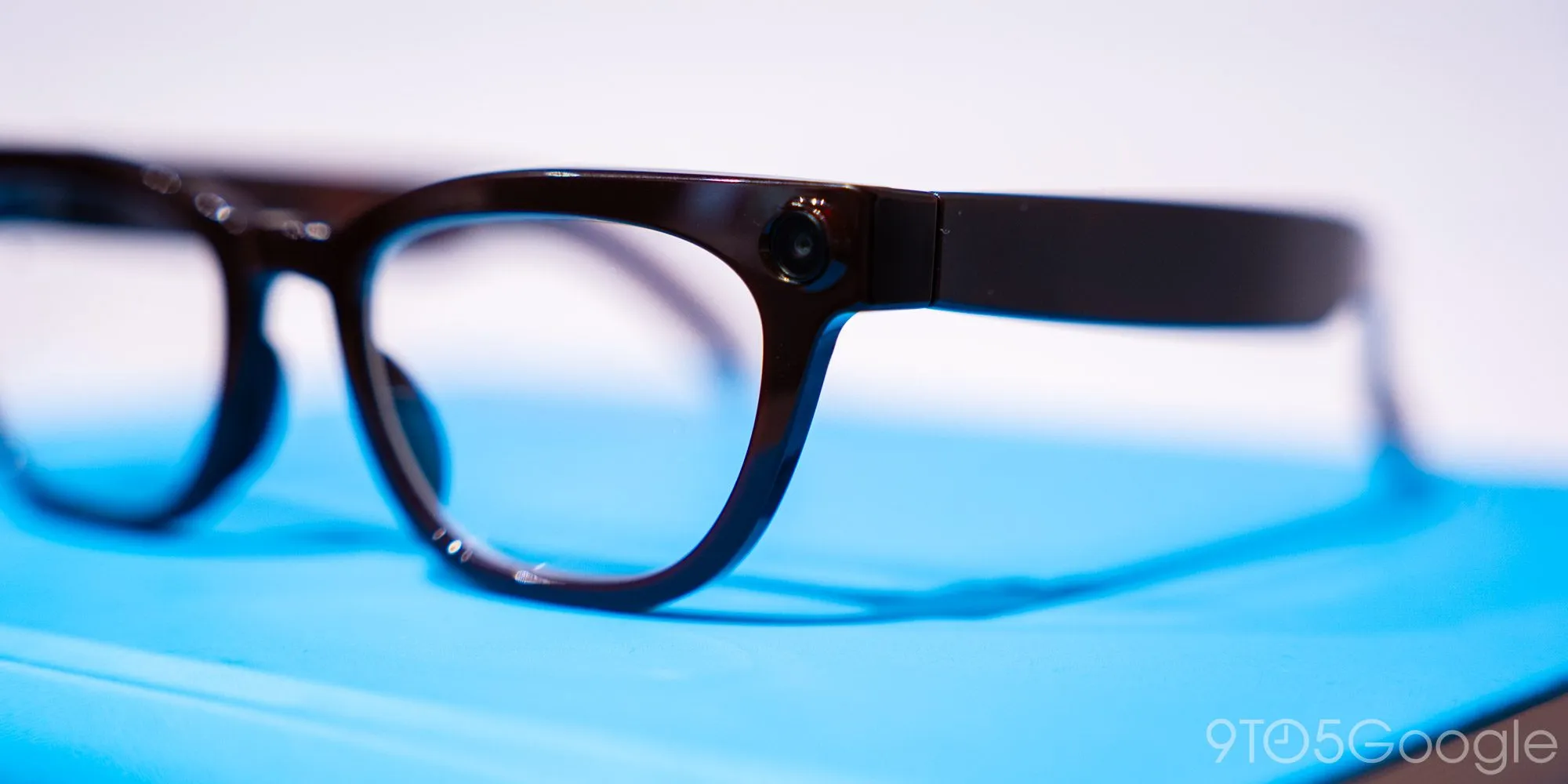 Primer plano de la montura negra de las gafas Android XR de Samsung y Google, con la cámara visible junto a la lente