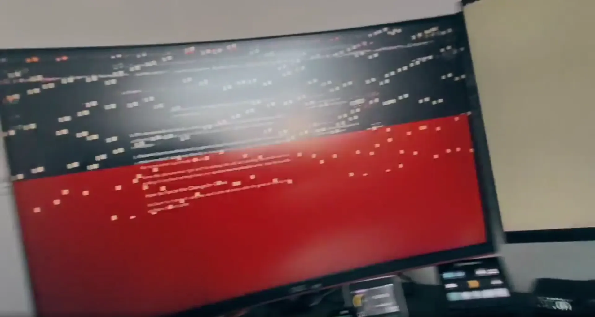 Segunda captura, con una amplia franja roja y más bloques de píxeles sobre el contenido en pantalla