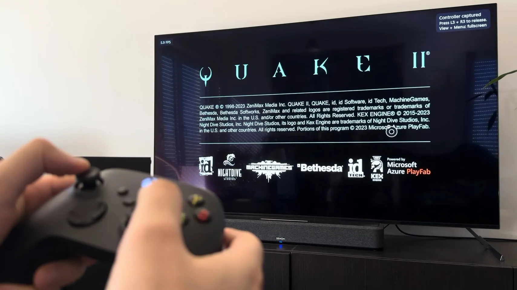 Quake II en su pantalla de inicio sobre Xbox, con 5,9 FPS