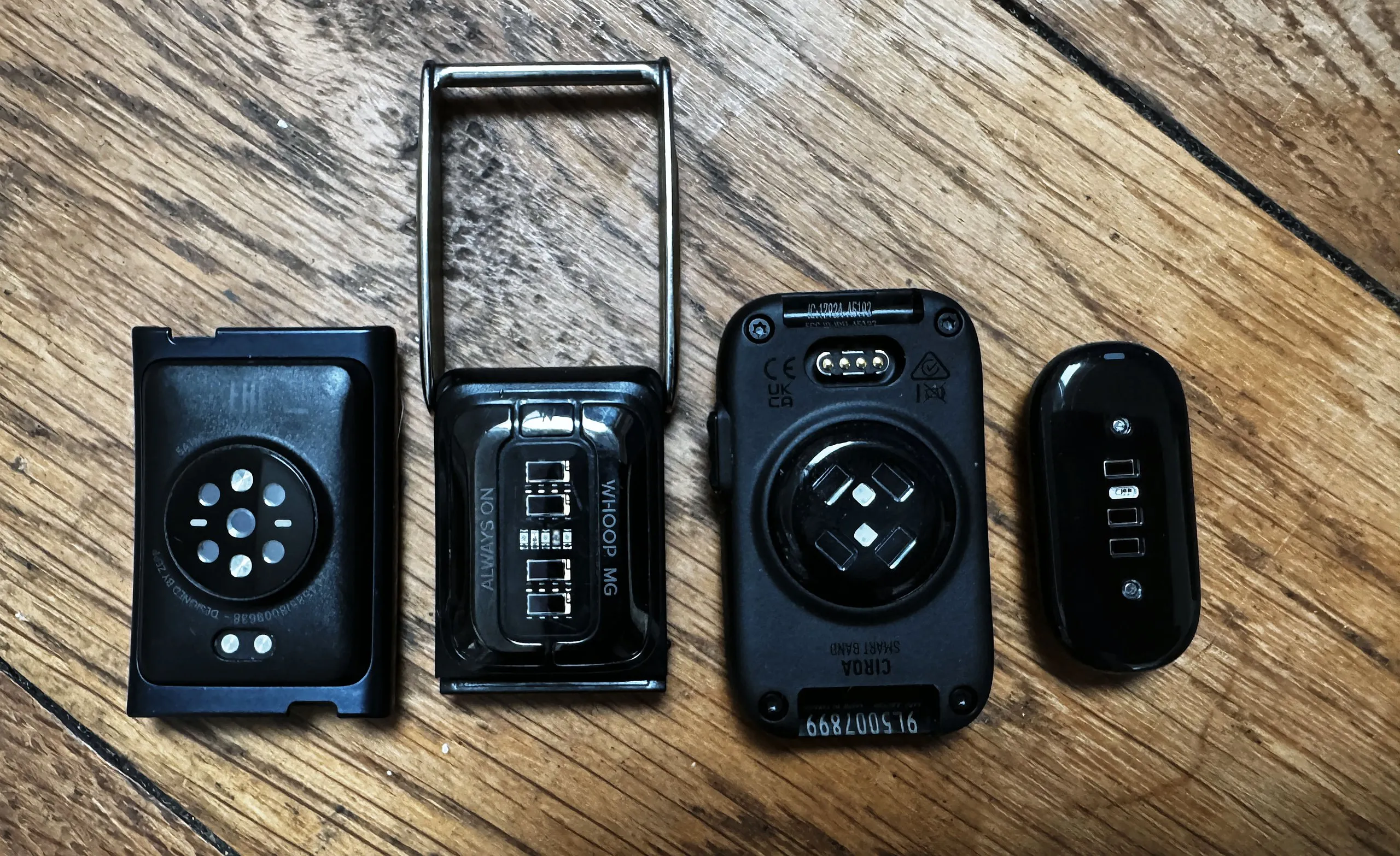 Vista lateral del sensor de la Garmin CIRQA junto a otras pulseras de seguimiento deportivo