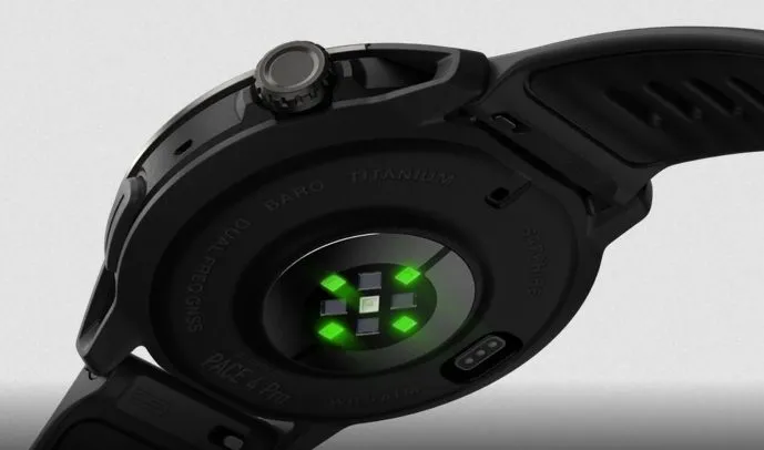 Sensor óptico de frecuencia cardiaca en la trasera del Pace 4 Pro