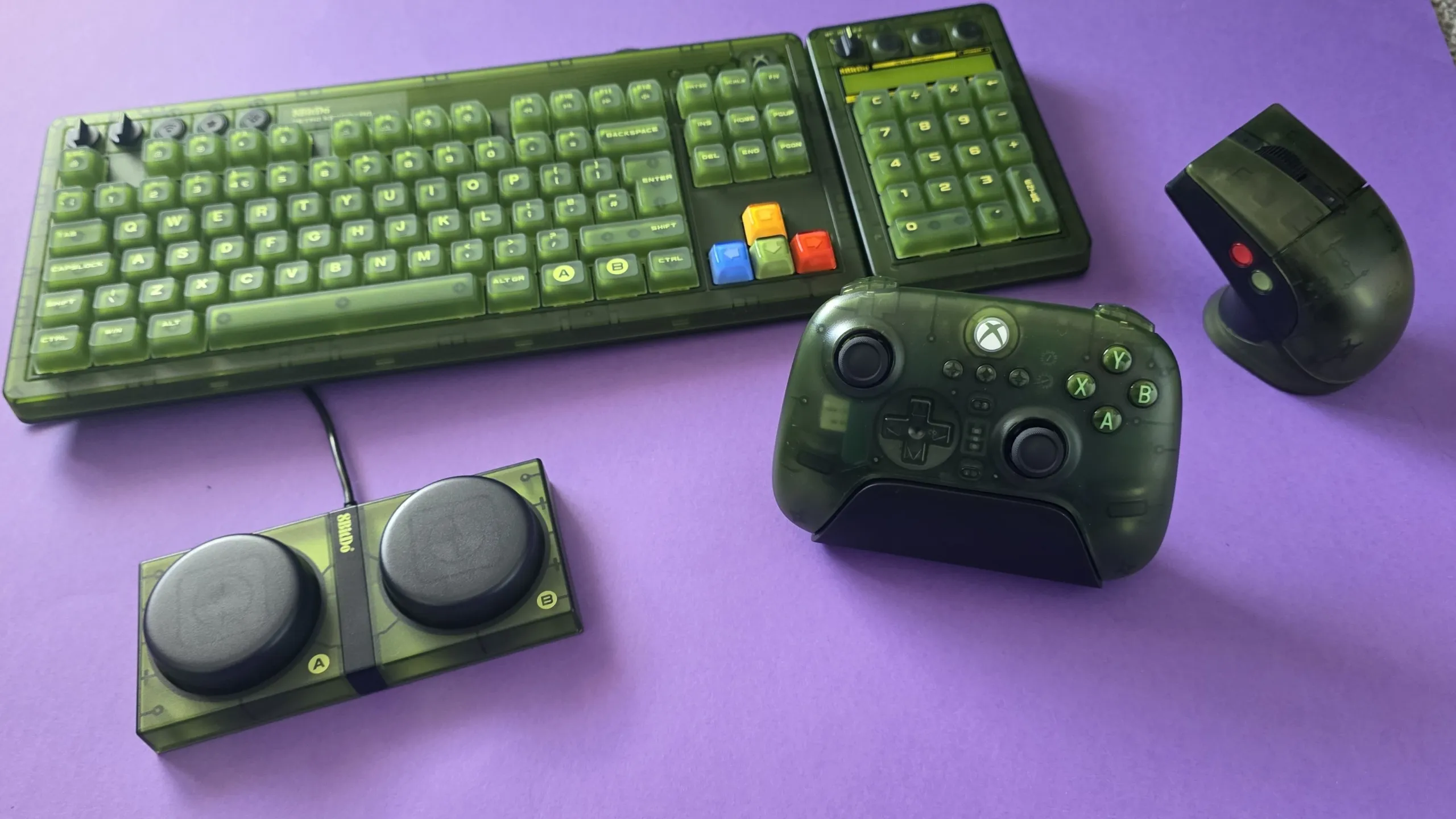 Set completo de 8BitDo edición Xbox: teclado, ratón y mando sobre un escritorio
