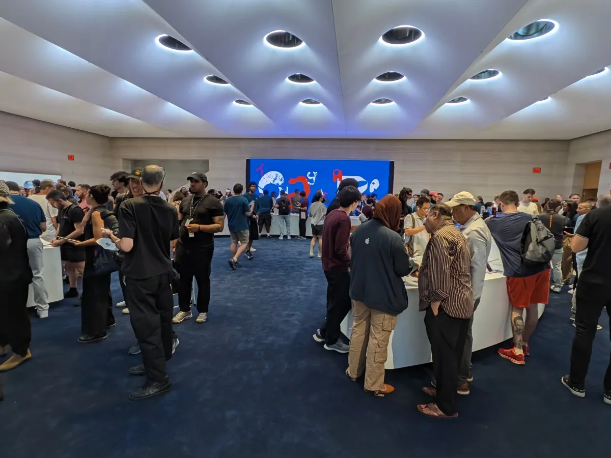 La zona expositiva con alfombra azul en el interior de la tienda