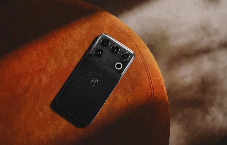 Motorola Signature 27 sobre un taburete
