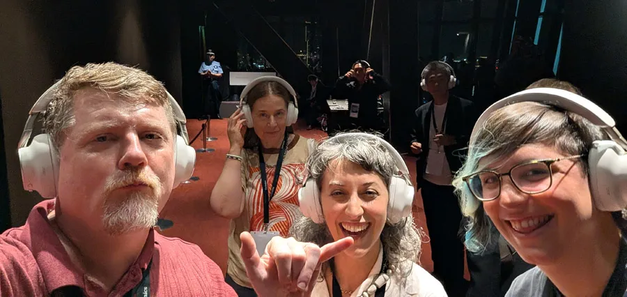 Demostración de «silent disco» con los EAH-A1000 en un evento de prensa en Tokio