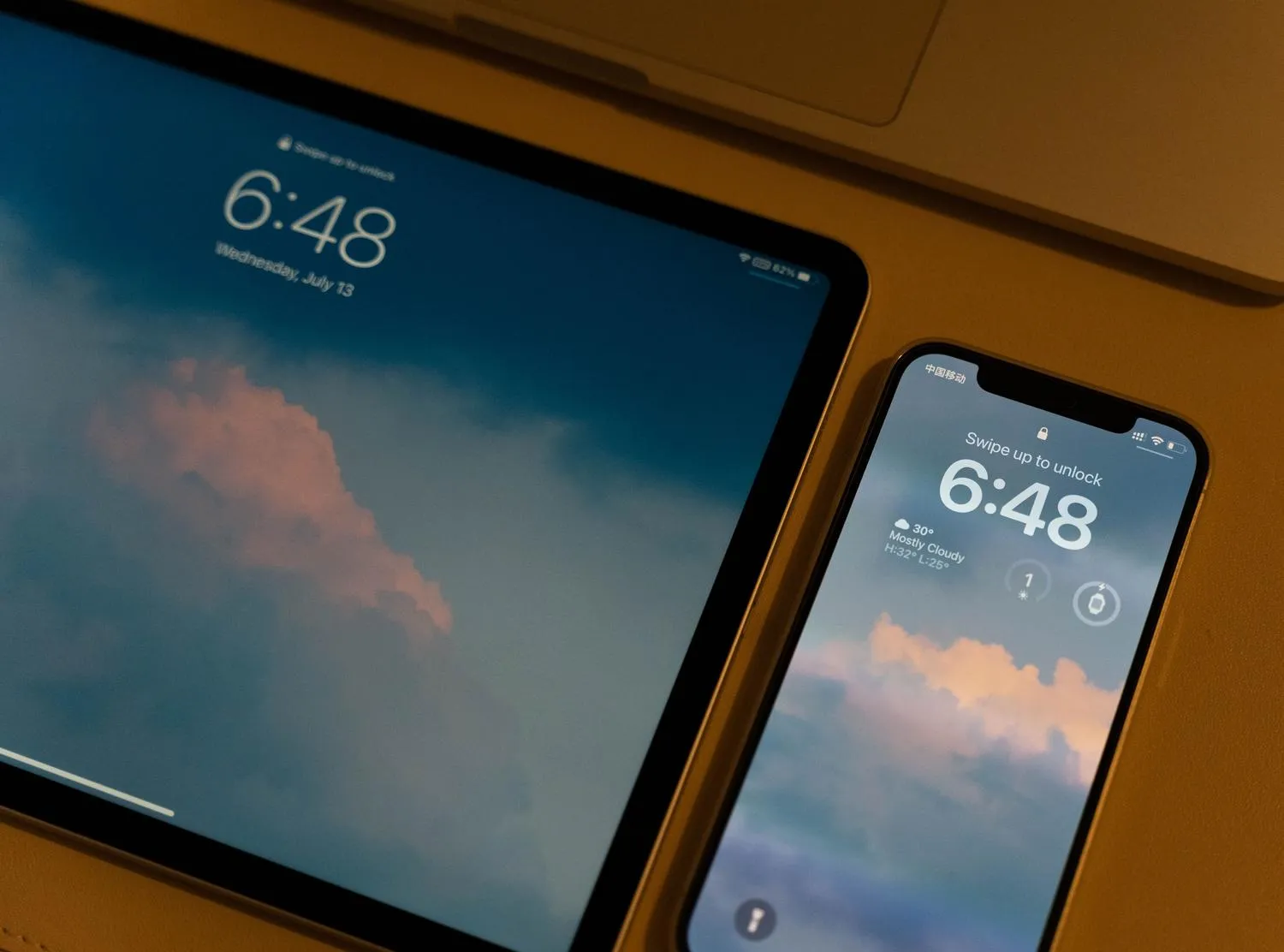 Smartphone y tablet sobre un fondo de nubes, como metáfora del almacenamiento en la nube
