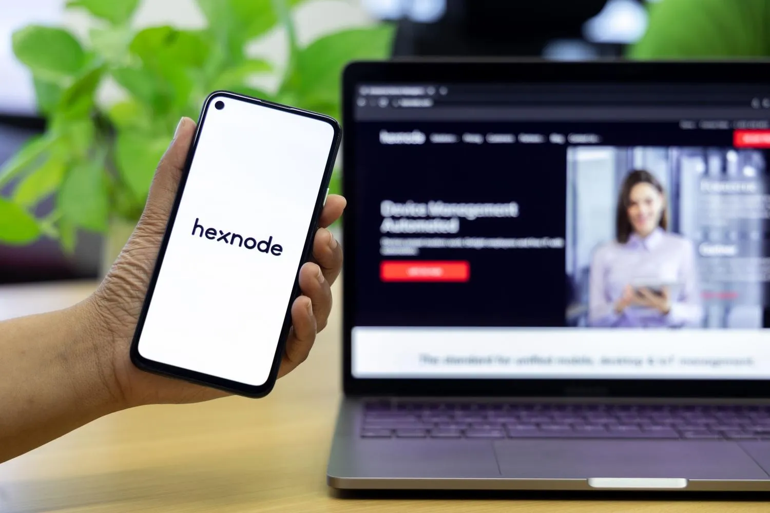 Primer plano de un smartphone frente a la pantalla de un portátil