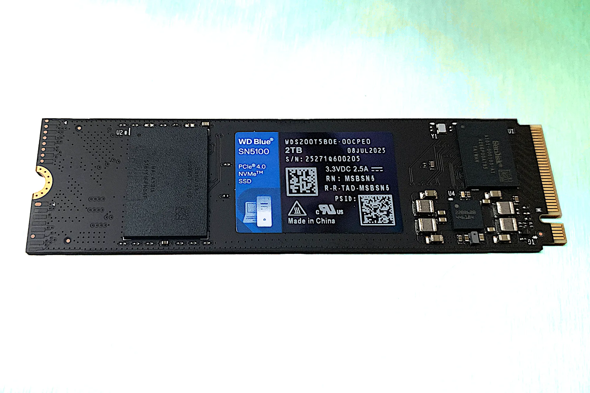 Unidad SSD WD Blue SN5100 sobre su caja