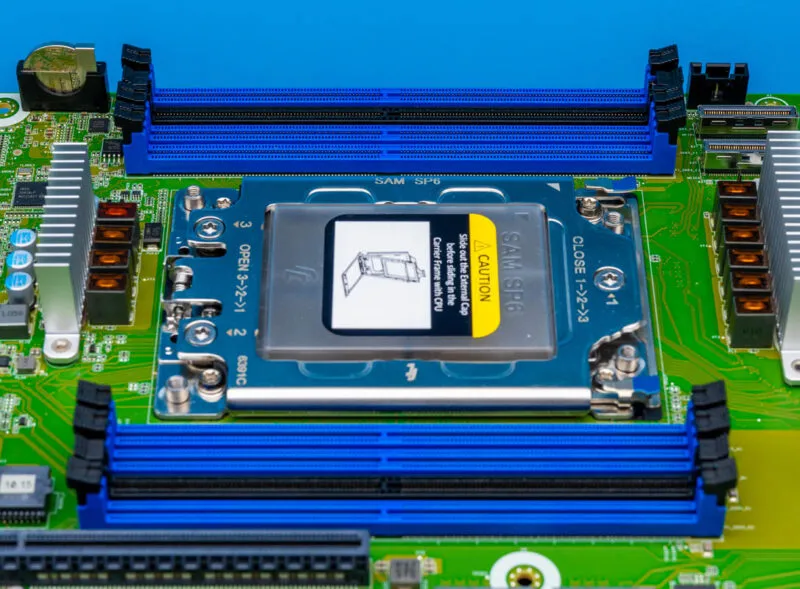 Zócalo SP6 LGA 4844 rodeado de las ranuras de memoria DDR5