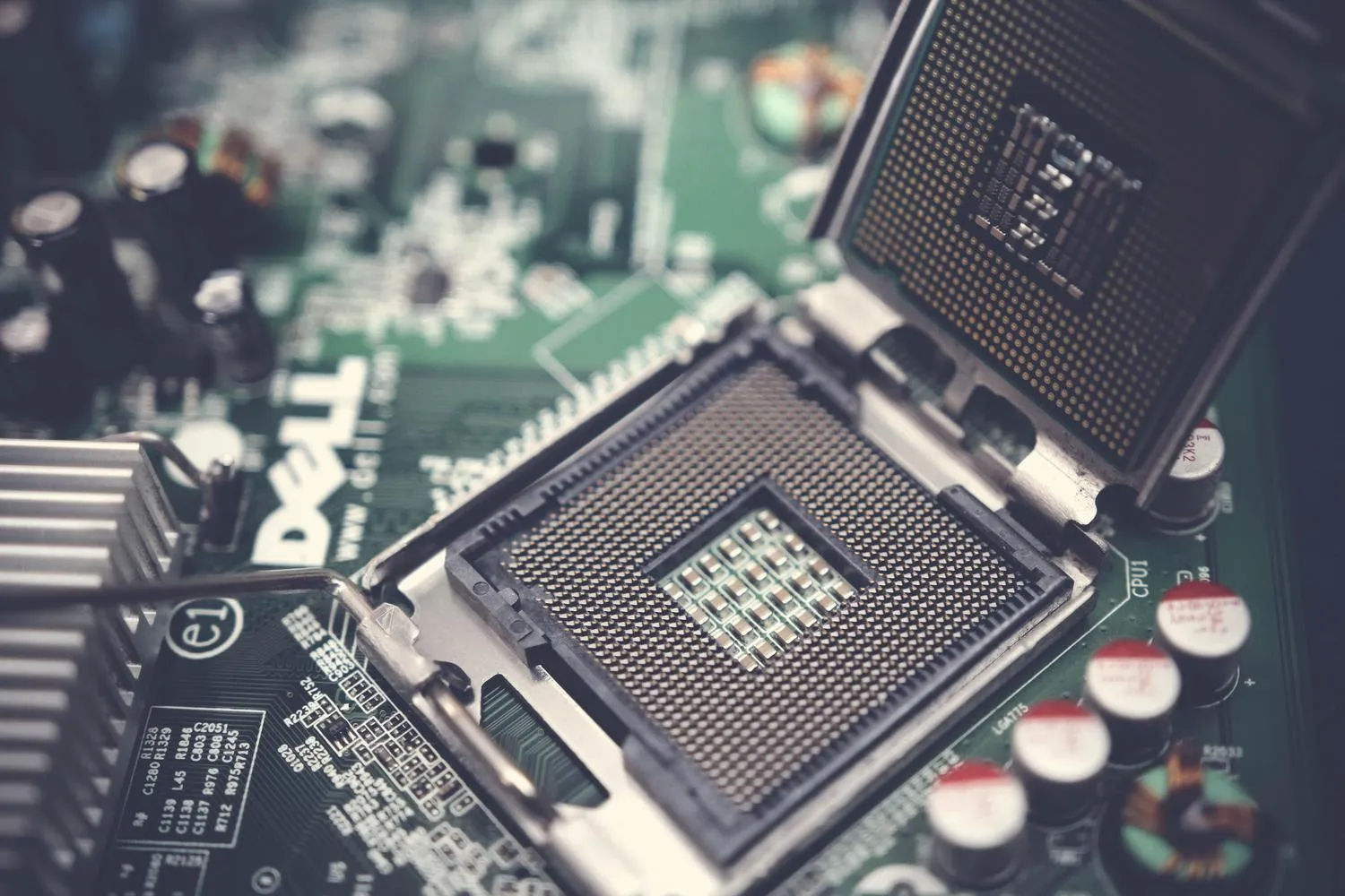 Vista detallada de un zócalo o socket de CPU abierto en una placa base