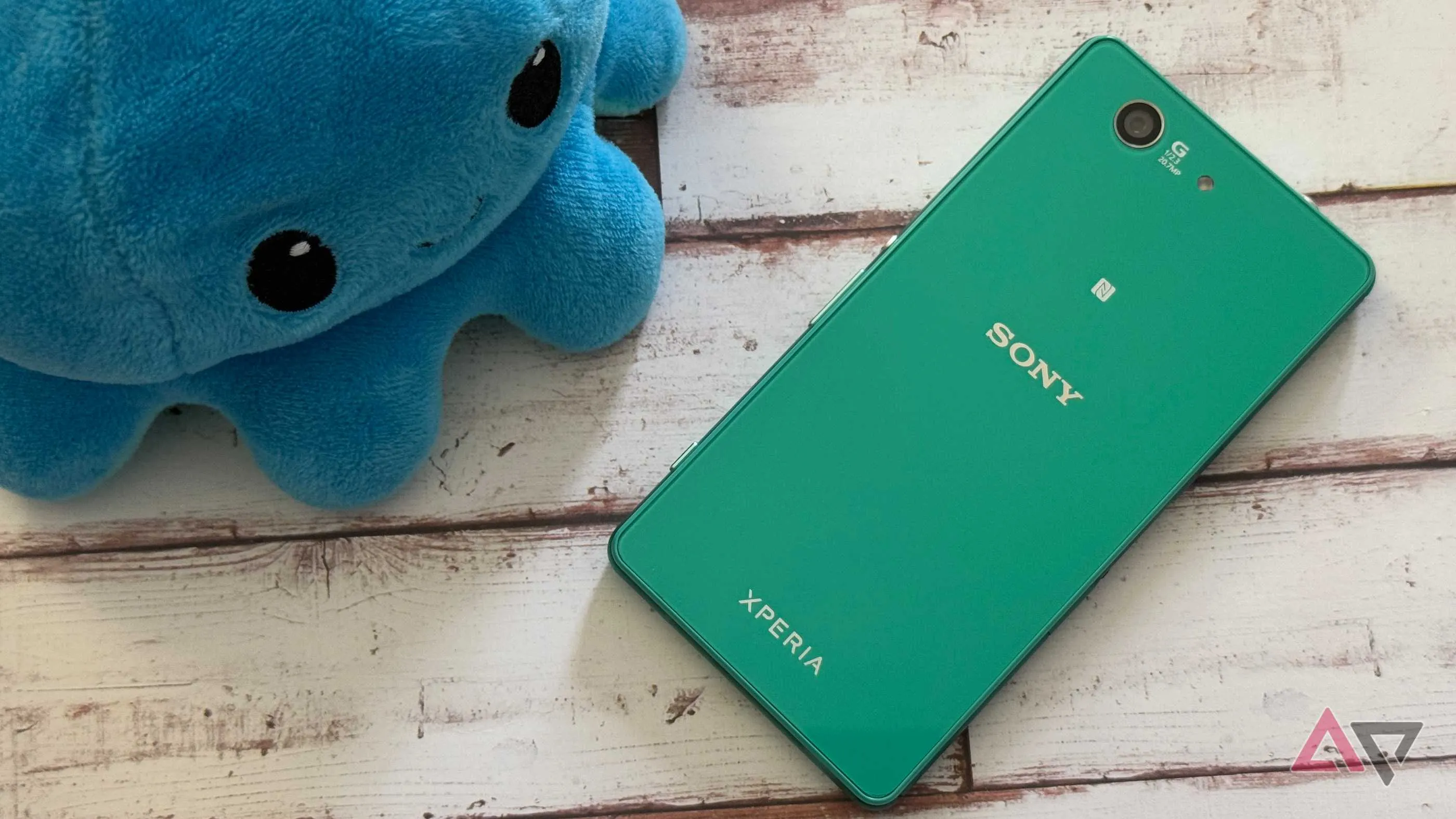Sony Xperia junto a un objeto de peluche, ejemplo del enfoque en vídeo que Sony promovió durante años
