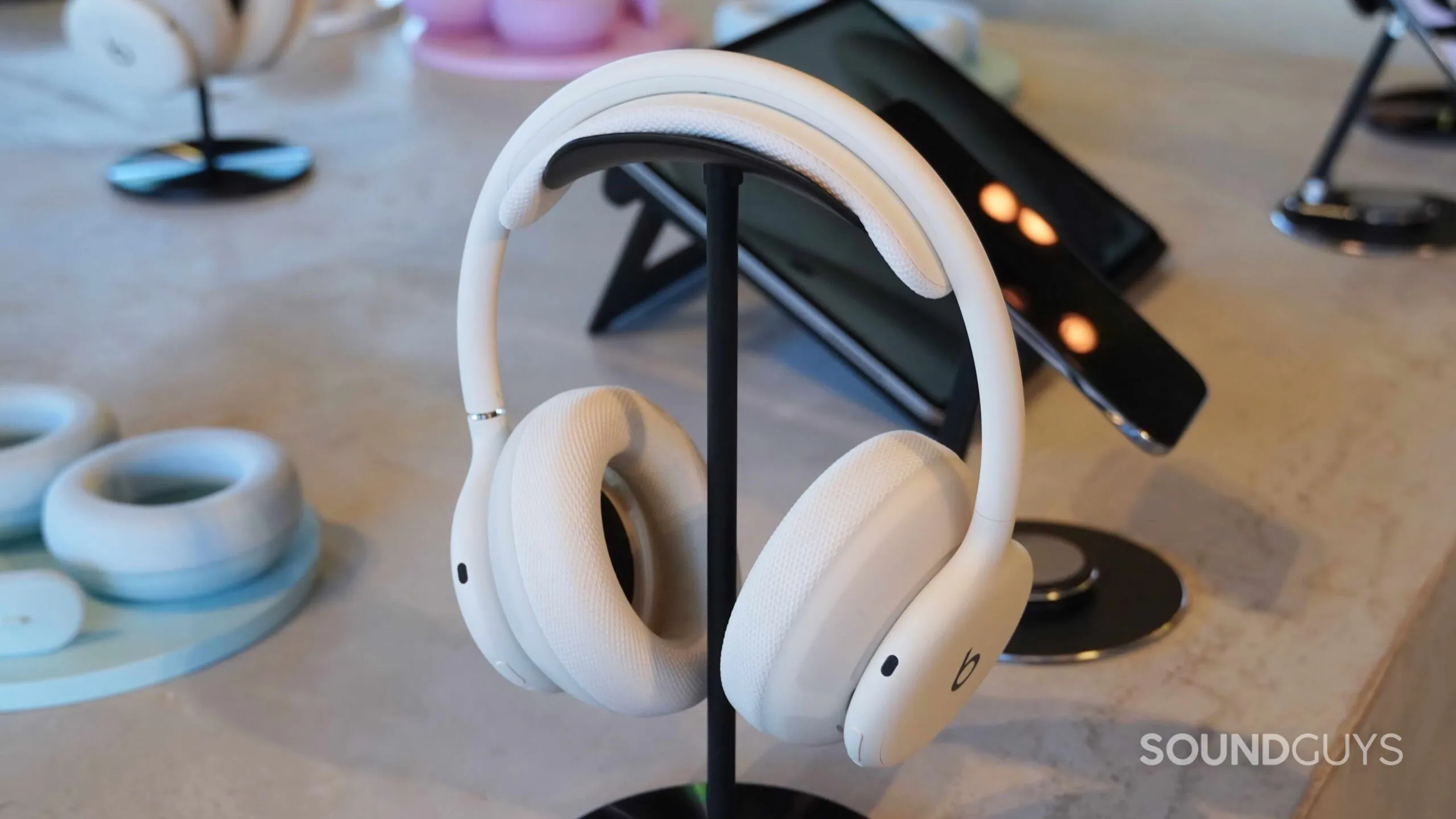Los Beats 360 blancos sobre un soporte