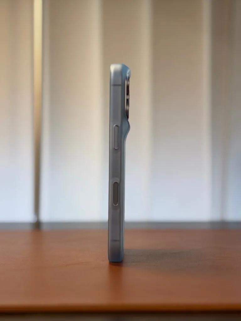 El iPhone con el bumper, de pie y visto de lado