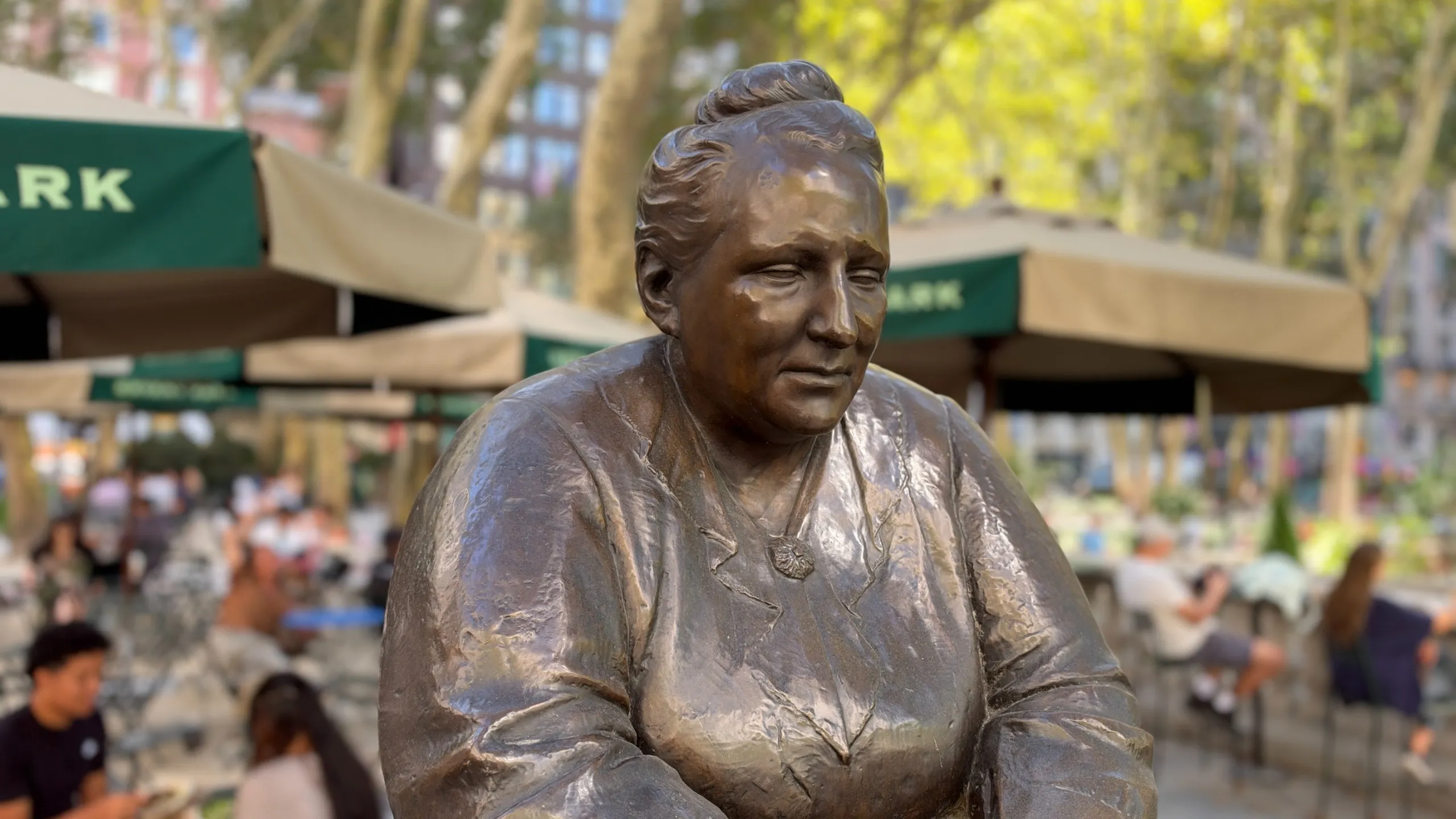 Estatua fotografiada en modo Retrato