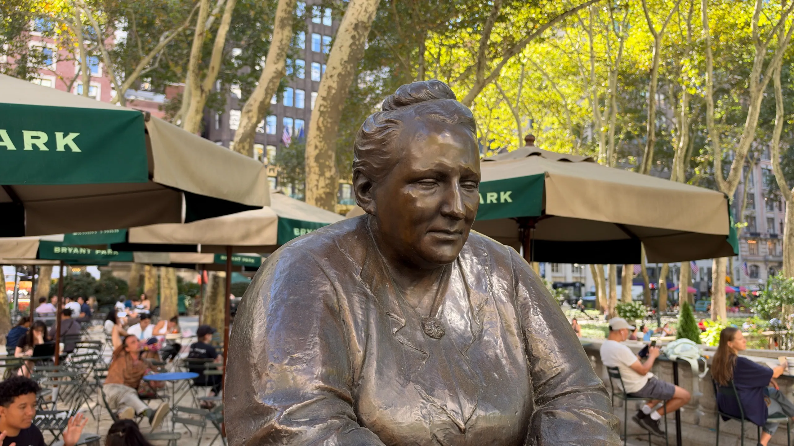 Estatua fotografiada con apertura variable