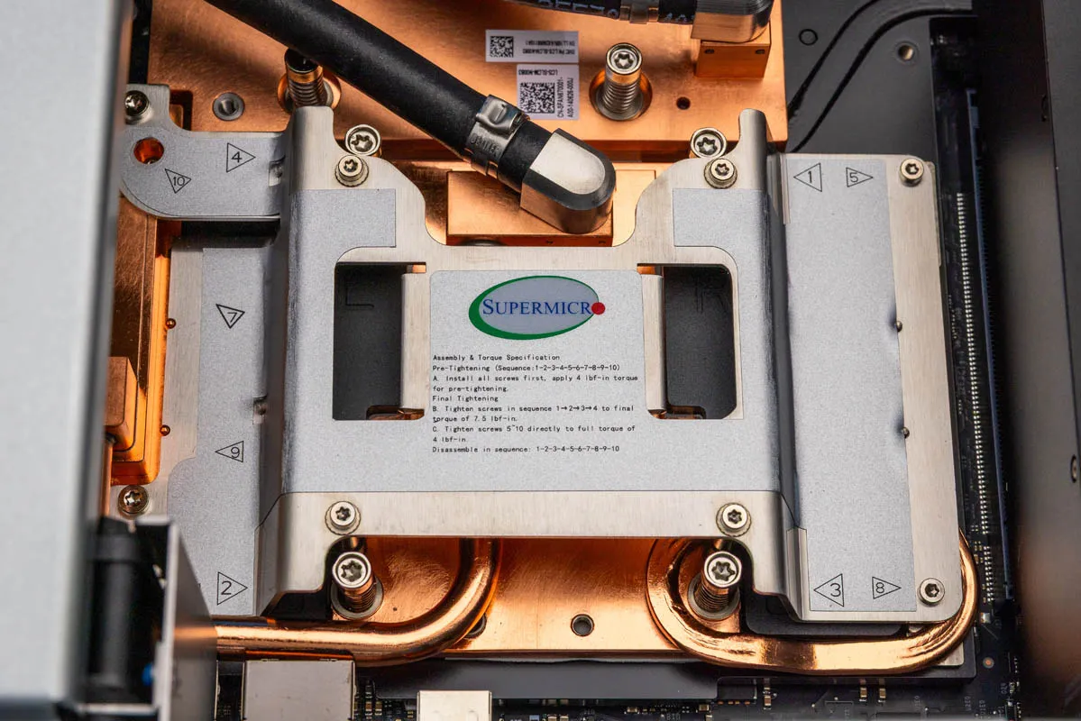 Placa base con una CPU NVIDIA Grace basada en Neoverse