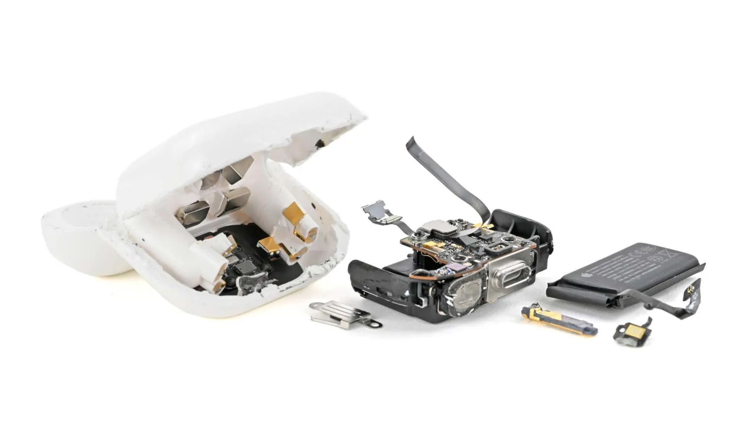 La caja de carga de los AirPods 5, destruida durante el desmontaje para llegar a la batería