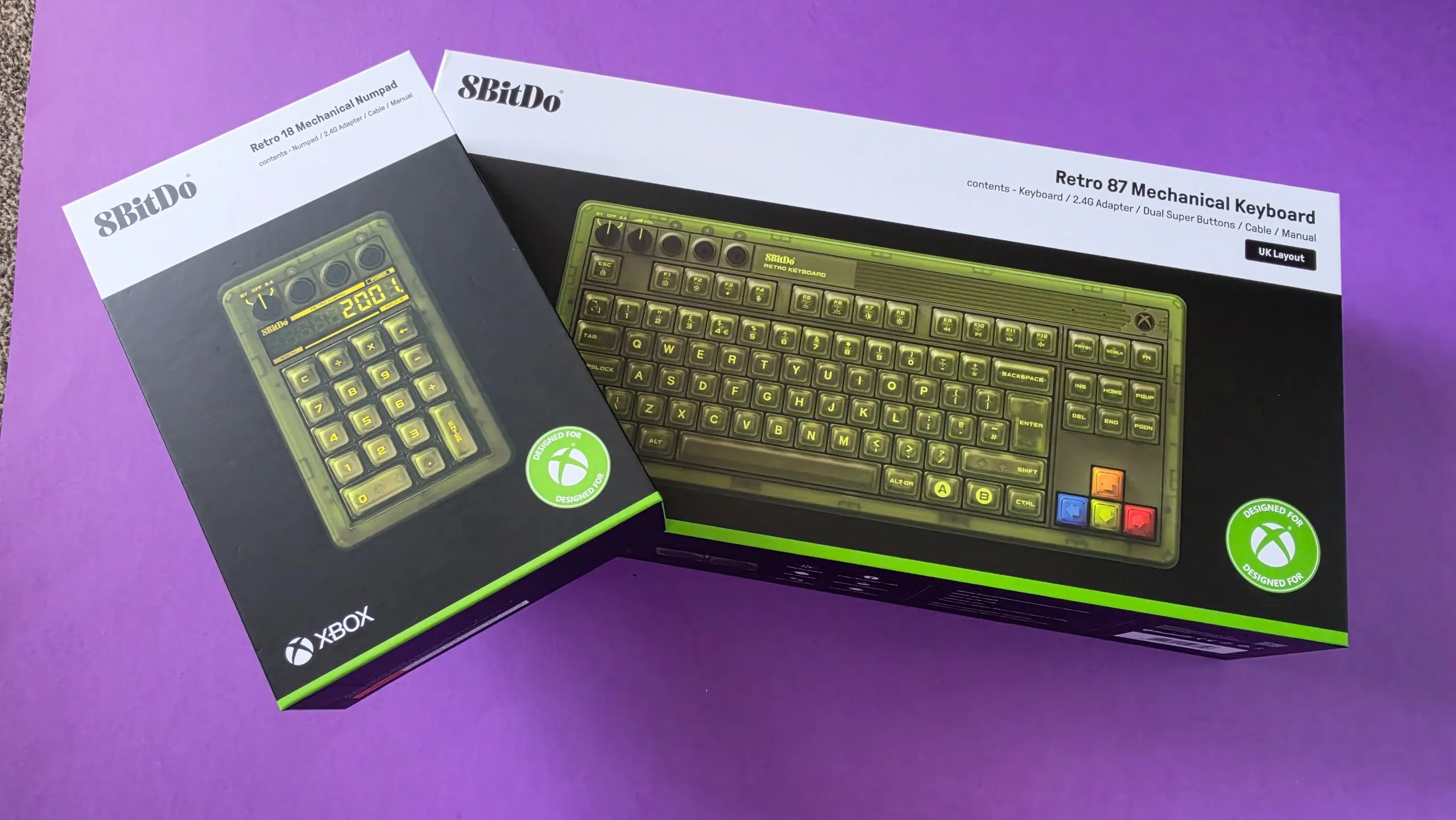 Teclado 8BitDo Retro 87 y su teclado numérico a juego, ambos en verde translúcido
