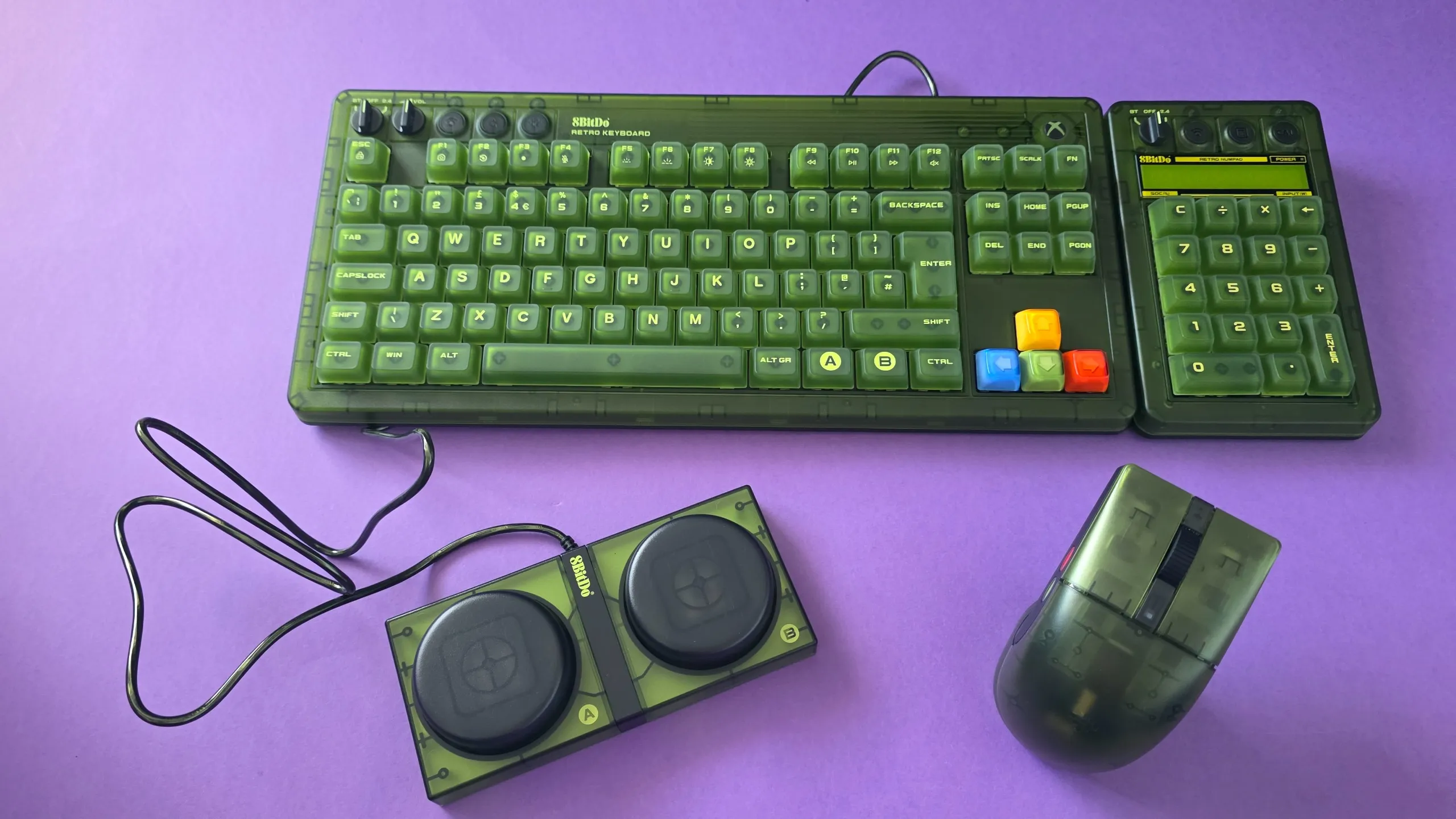 Teclado y ratón 8BitDo edición Xbox, ambos en verde translúcido