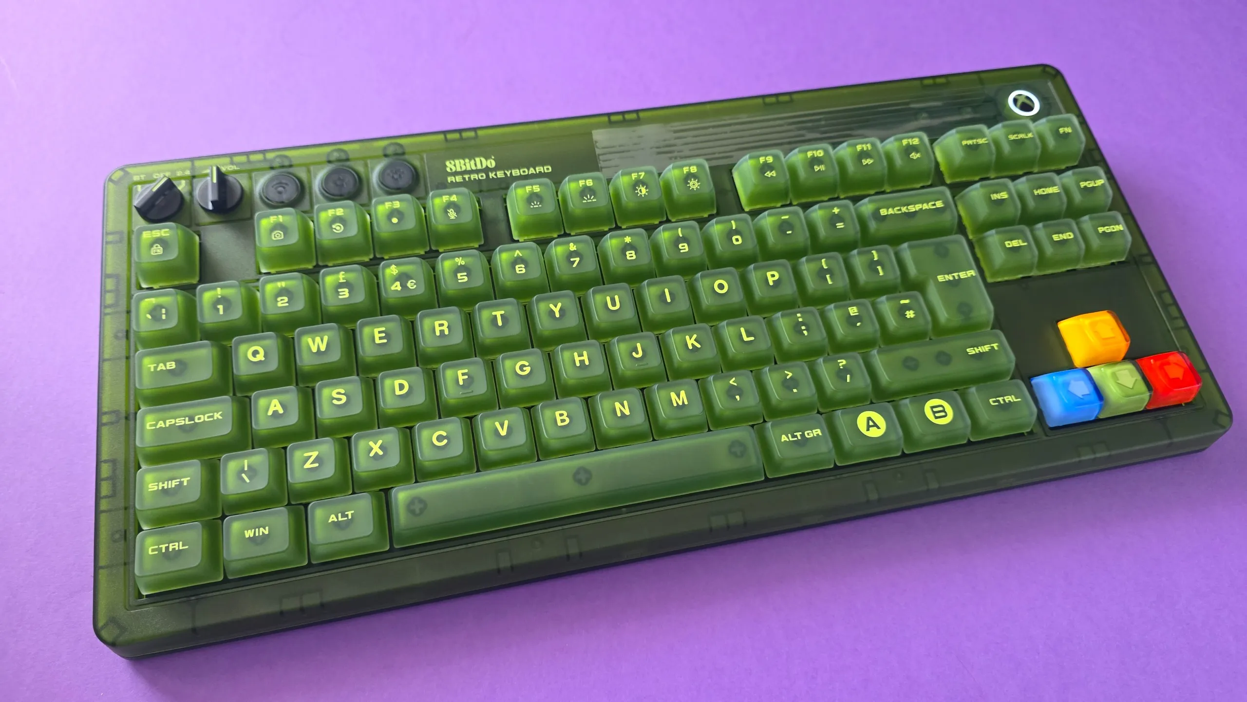 Vista del teclado 8BitDo Retro 87 que muestra su carcasa robusta