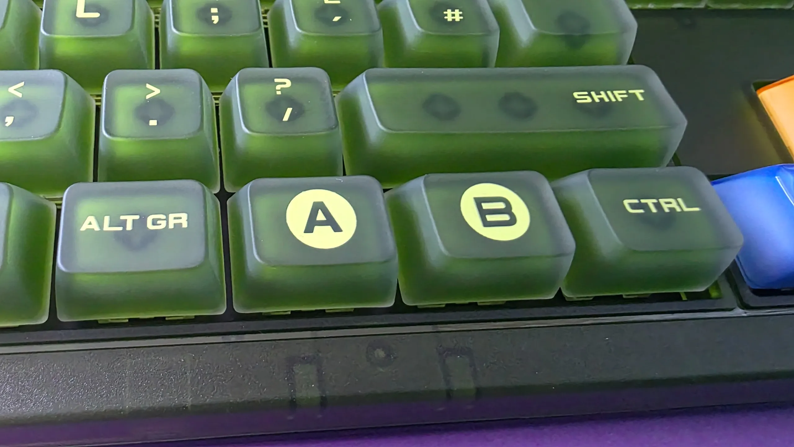 Las teclas del teclado 8BitDo Retro 87 muestran fácilmente las huellas dactilares