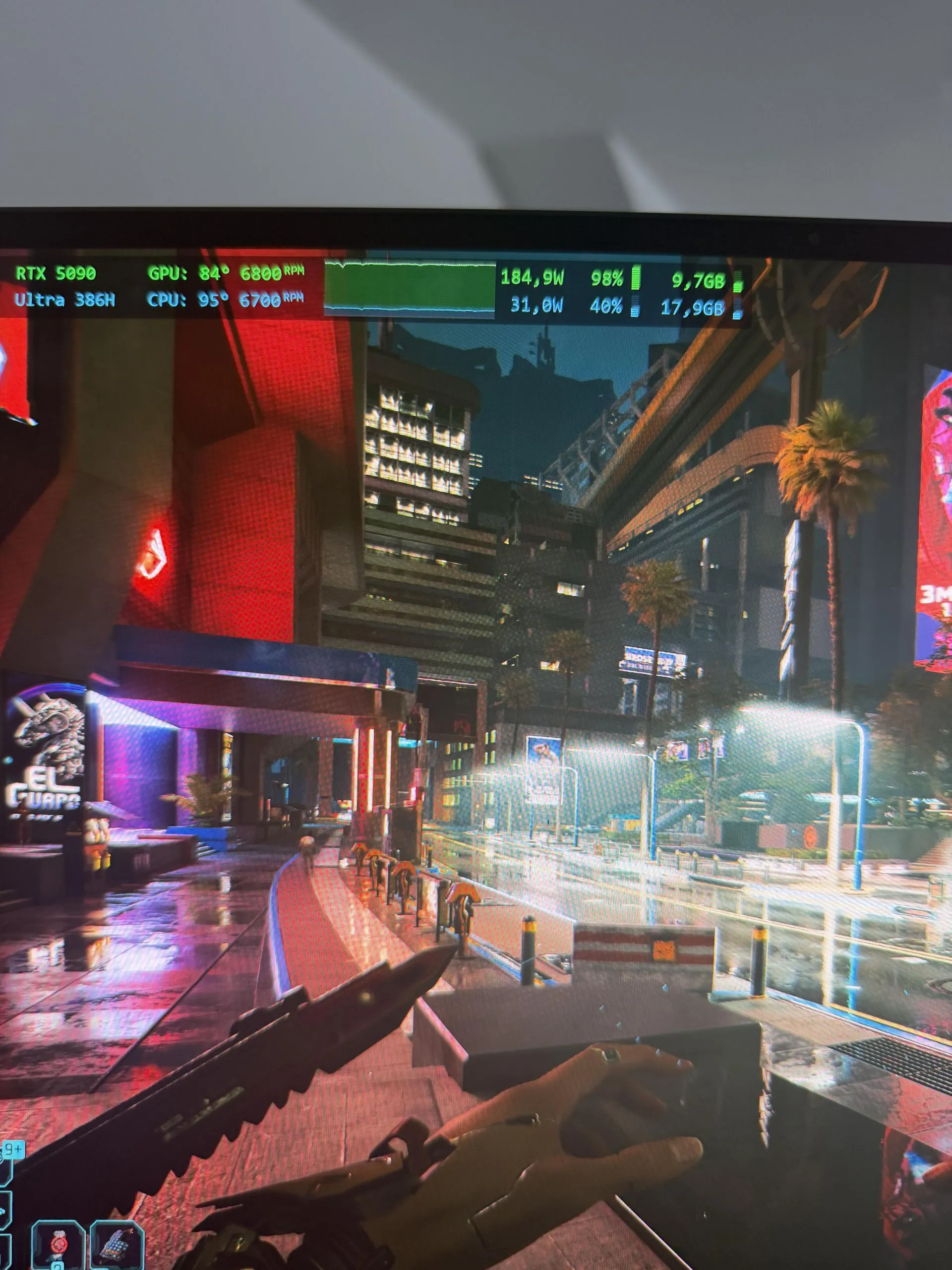 Captura de Cyberpunk 2077 durante la prueba, con la RTX 5090 a 84 °C y la CPU a 95 °C